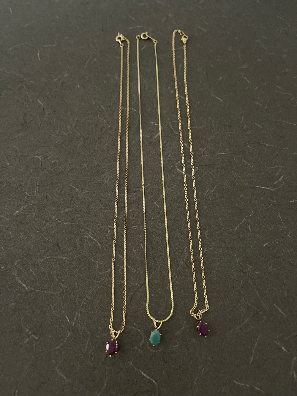 L👀K 3Gold-Plated Pendant Necklace with Colored Gemstone - Pink and Green Options